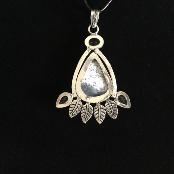 HOWLITE LARGE PEAR STONE PENDANT W/ 3 CLEAR QUARTZ SET IN DESIGN STERLING SILVER - Picture 5 of 5